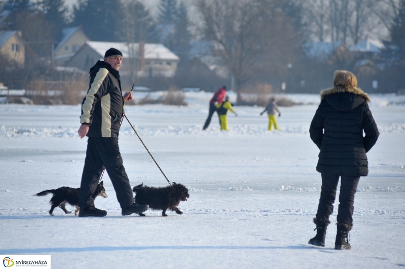 Korcsolyák  a Tófürdőn - fotó Szarka Lajos