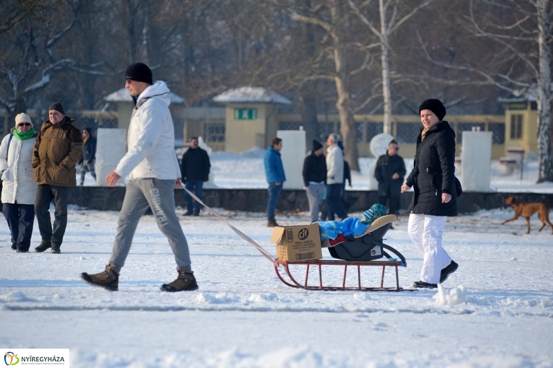 Korcsolyák  a Tófürdőn - fotó Szarka Lajos
