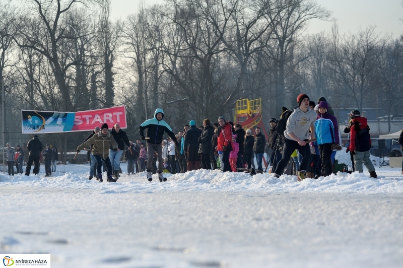 Korcsolyák  a Tófürdőn - fotó Szarka Lajos