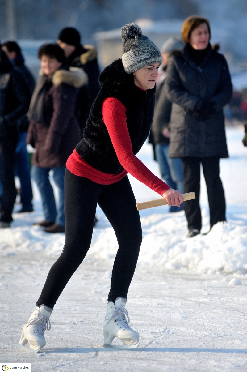 Korcsolyák  a Tófürdőn - fotó Szarka Lajos