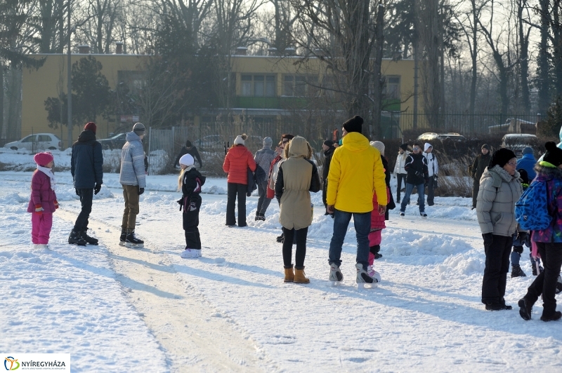 Korcsolyák  a Tófürdőn - fotó Szarka Lajos