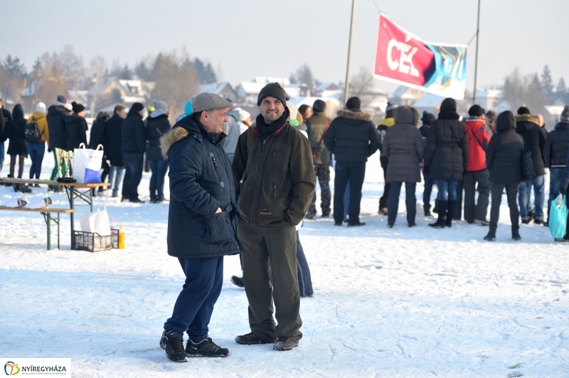 Korcsolyák  a Tófürdőn - fotó Szarka Lajos