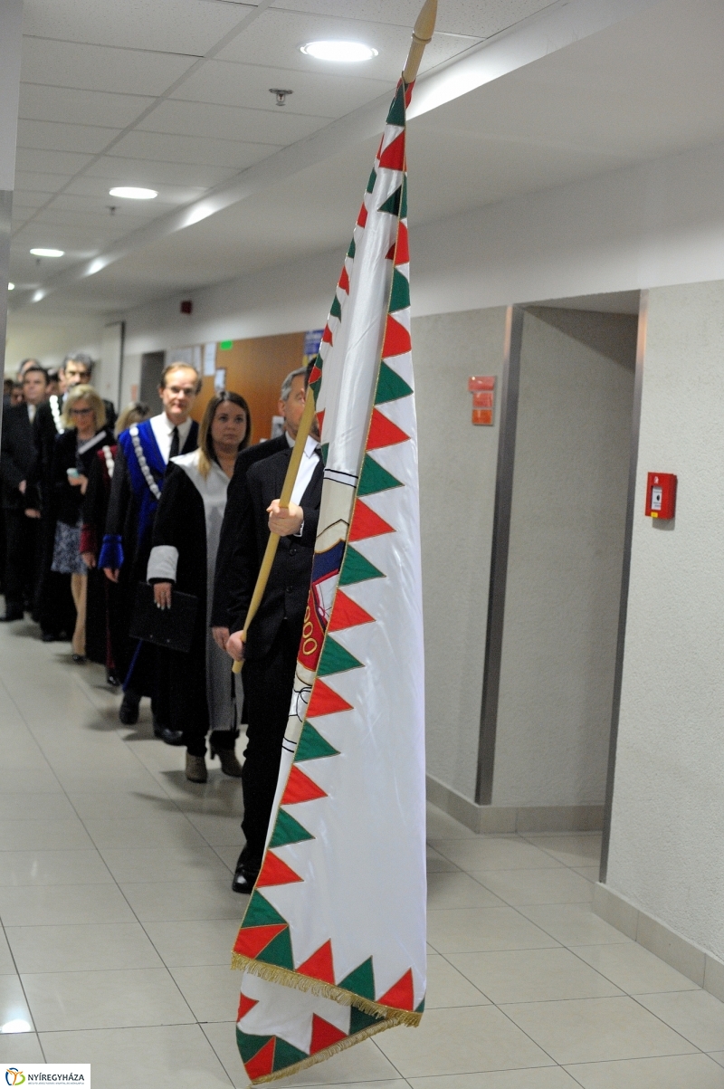 Oklevélátadó Ünnepség az egyetemen - fotó Szarka Lajos