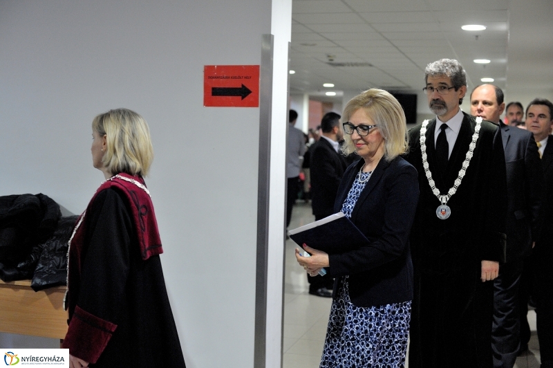 Oklevélátadó Ünnepség az egyetemen - fotó Szarka Lajos