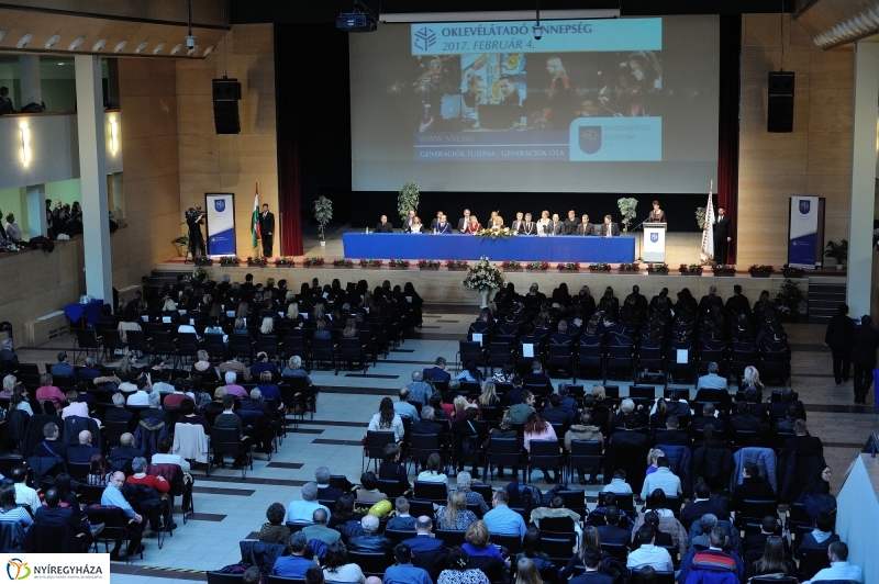 Oklevélátadó Ünnepség az egyetemen - fotó Szarka Lajos