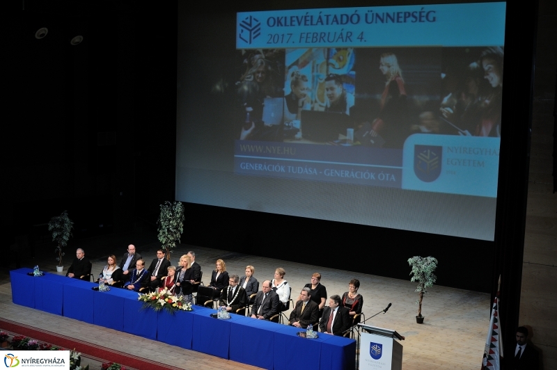 Oklevélátadó Ünnepség az egyetemen - fotó Szarka Lajos