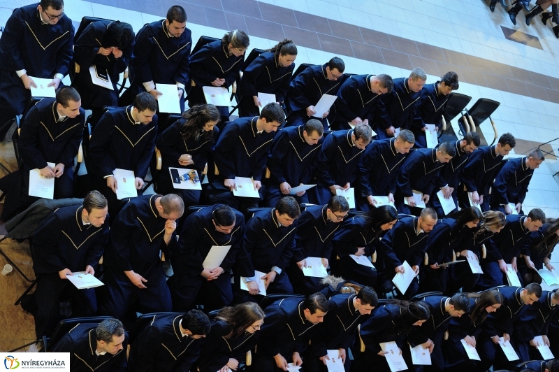 Oklevélátadó Ünnepség az egyetemen - fotó Szarka Lajos