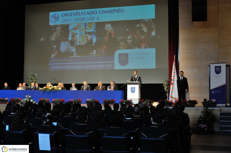 Oklevélátadó Ünnepség az egyetemen - fotó Szarka Lajos
