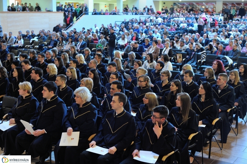 Oklevélátadó Ünnepség az egyetemen - fotó Szarka Lajos