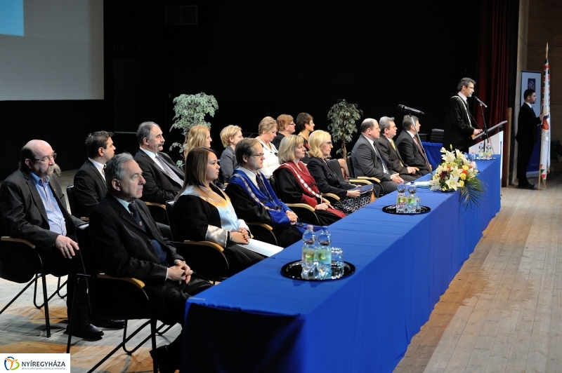 Oklevélátadó Ünnepség az egyetemen - fotó Szarka Lajos