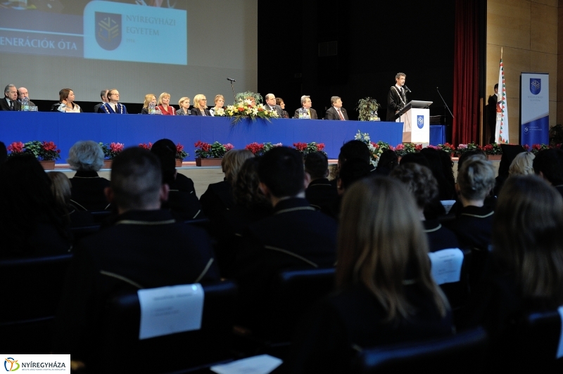 Oklevélátadó Ünnepség az egyetemen - fotó Szarka Lajos