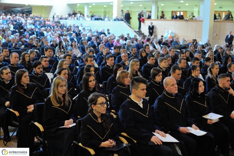 Oklevélátadó Ünnepség az egyetemen - fotó Szarka Lajos
