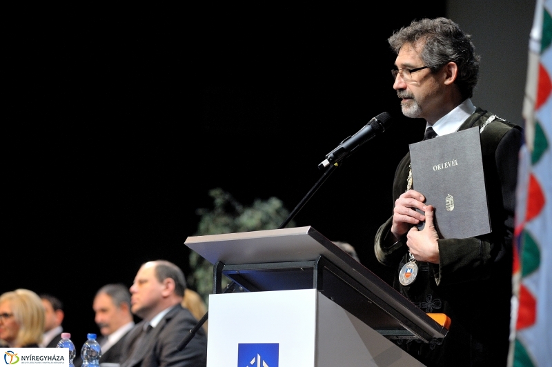 Oklevélátadó Ünnepség az egyetemen - fotó Szarka Lajos