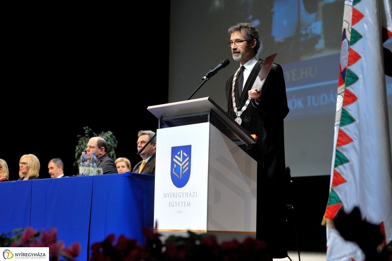 Oklevélátadó Ünnepség az egyetemen - fotó Szarka Lajos