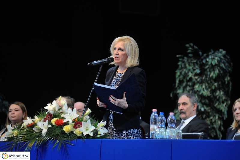 Oklevélátadó Ünnepség az egyetemen - fotó Szarka Lajos