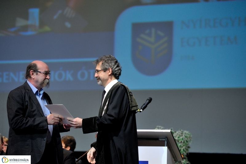 Oklevélátadó Ünnepség az egyetemen - fotó Szarka Lajos