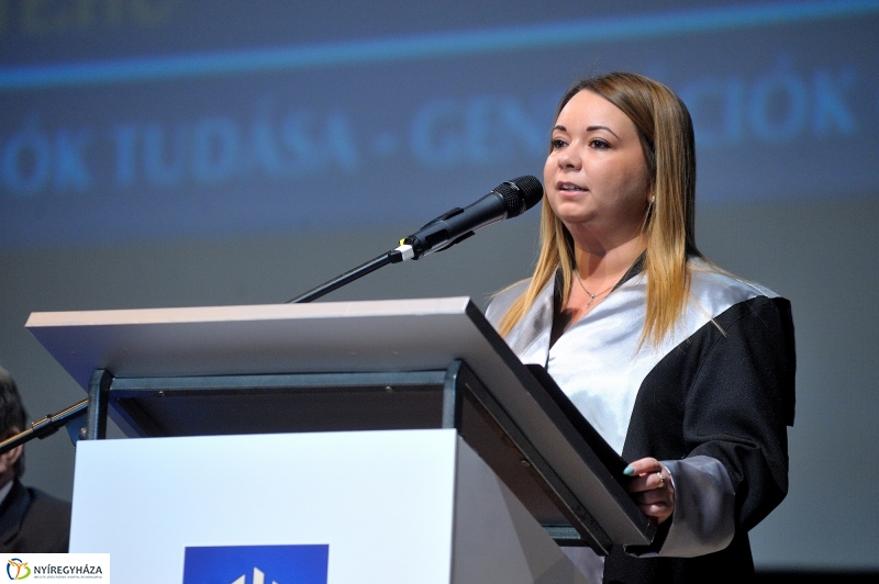 Oklevélátadó Ünnepség az egyetemen - fotó Szarka Lajos