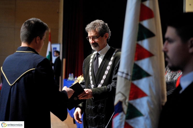 Oklevélátadó Ünnepség az egyetemen - fotó Szarka Lajos