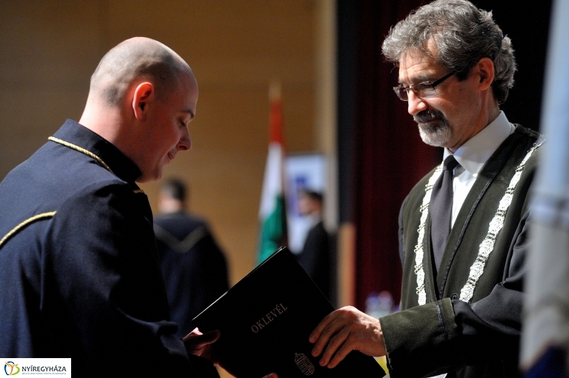 Oklevélátadó Ünnepség az egyetemen - fotó Szarka Lajos