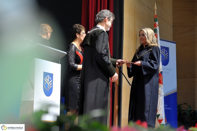Oklevélátadó Ünnepség az egyetemen - fotó Szarka Lajos