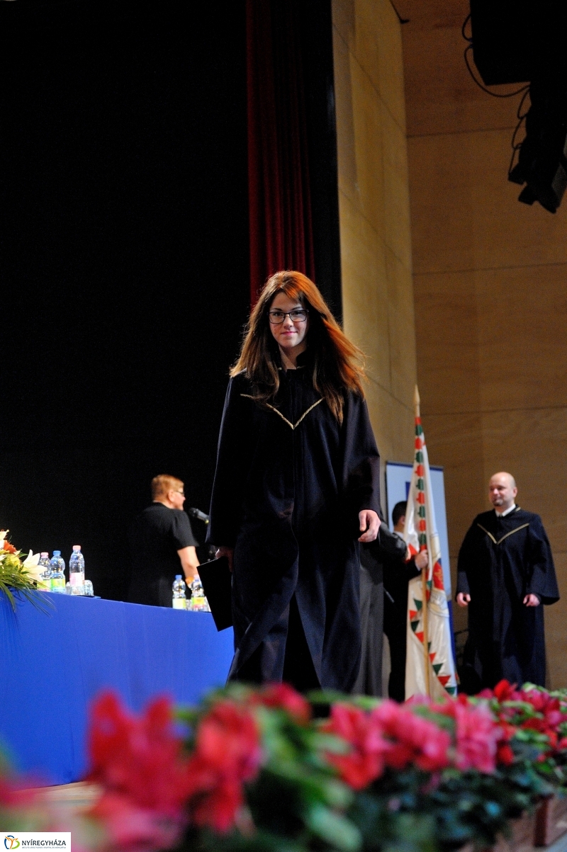 Oklevélátadó Ünnepség az egyetemen - fotó Szarka Lajos