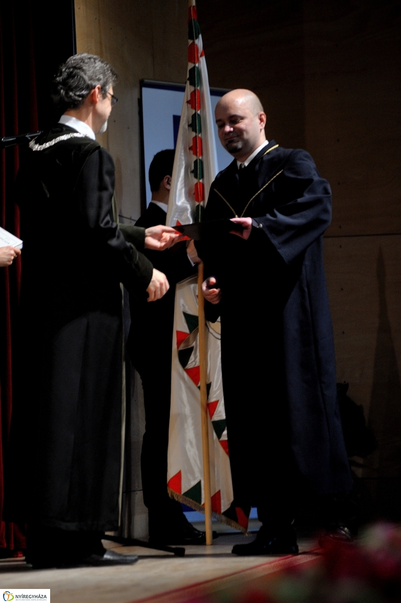 Oklevélátadó Ünnepség az egyetemen - fotó Szarka Lajos