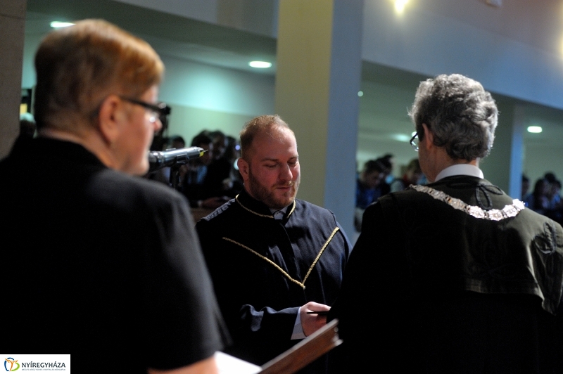 Oklevélátadó Ünnepség az egyetemen - fotó Szarka Lajos