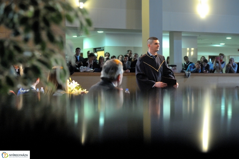 Oklevélátadó Ünnepség az egyetemen - fotó Szarka Lajos