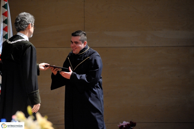 Oklevélátadó Ünnepség az egyetemen - fotó Szarka Lajos