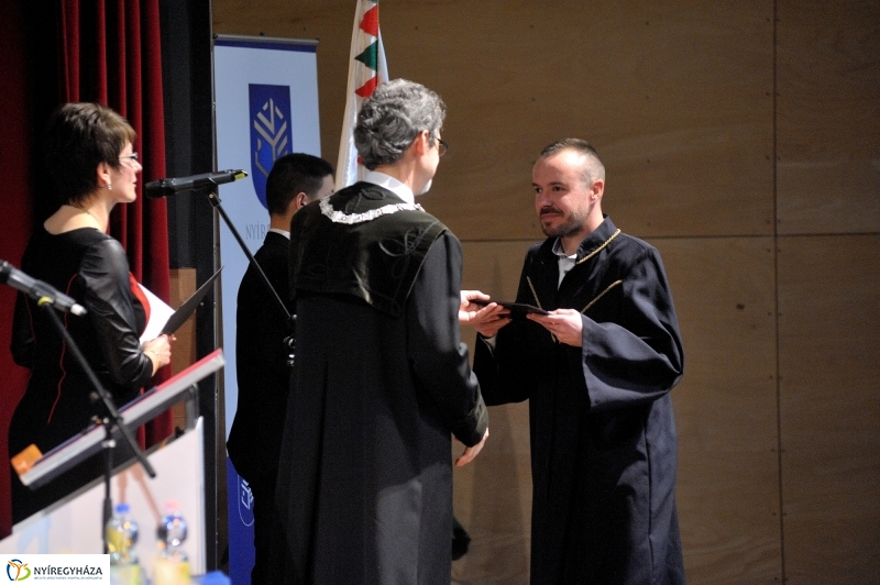 Oklevélátadó Ünnepség az egyetemen - fotó Szarka Lajos