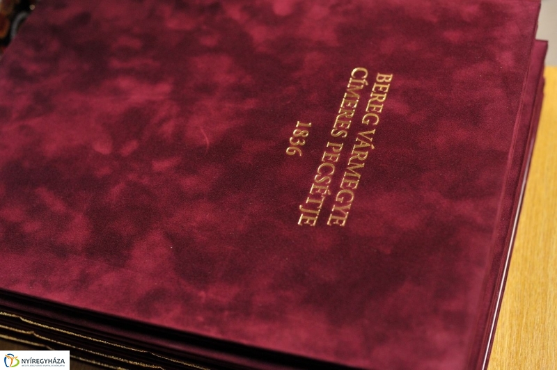 Címeres pecsétek a Levéltárban - fotó Szarka Lajos