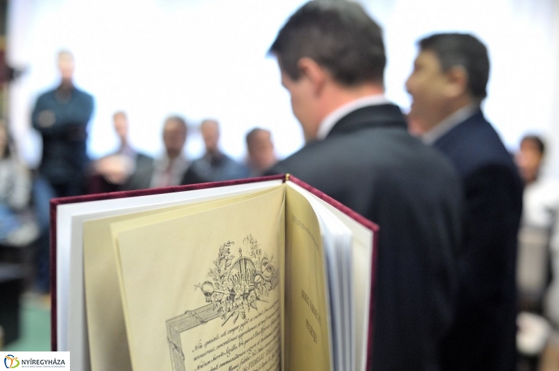 Címeres pecsétek a Levéltárban - fotó Szarka Lajos