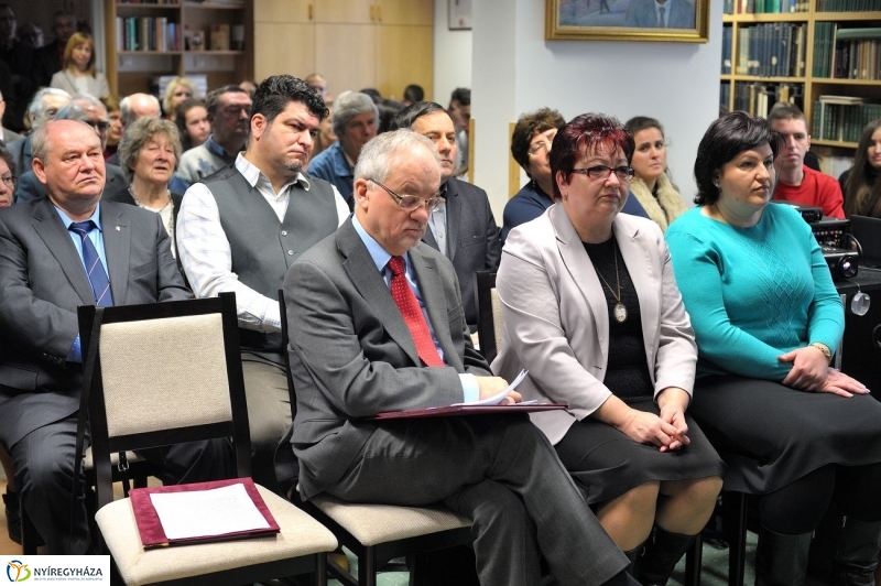 Címeres pecsétek a Levéltárban - fotó Szarka Lajos