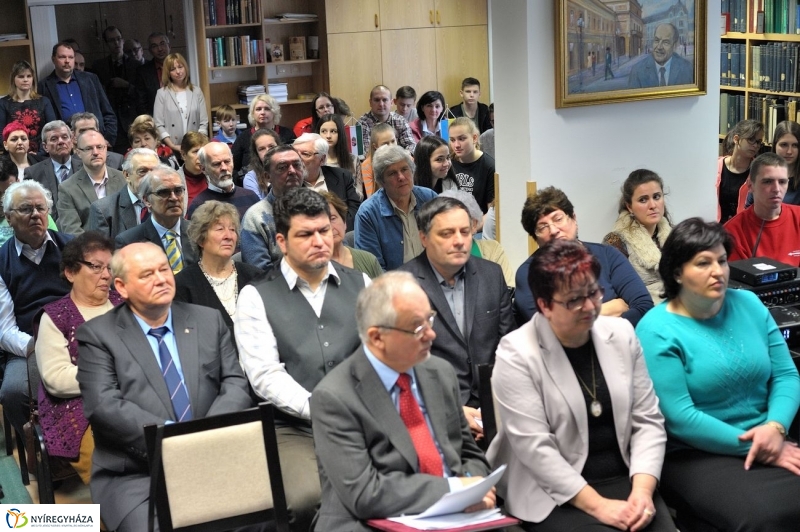 Címeres pecsétek a Levéltárban - fotó Szarka Lajos