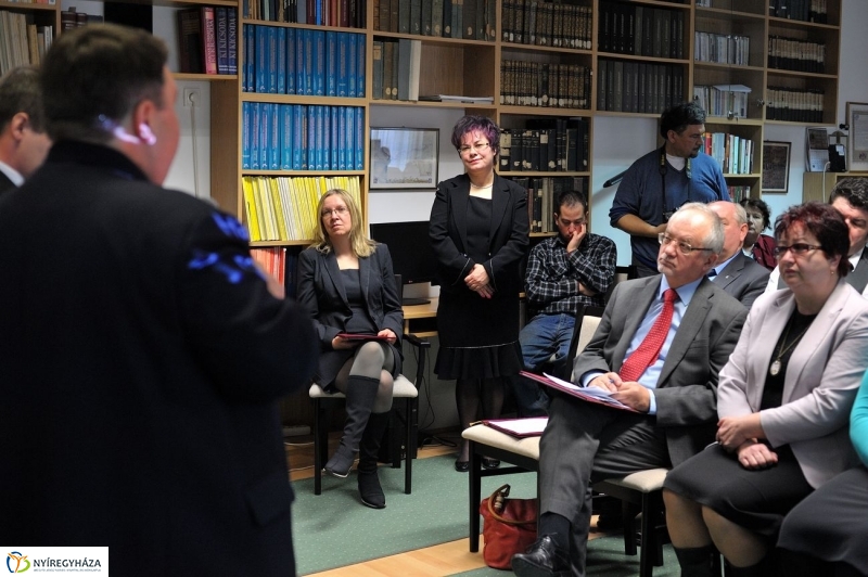 Címeres pecsétek a Levéltárban - fotó Szarka Lajos