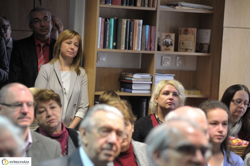 Címeres pecsétek a Levéltárban - fotó Szarka Lajos