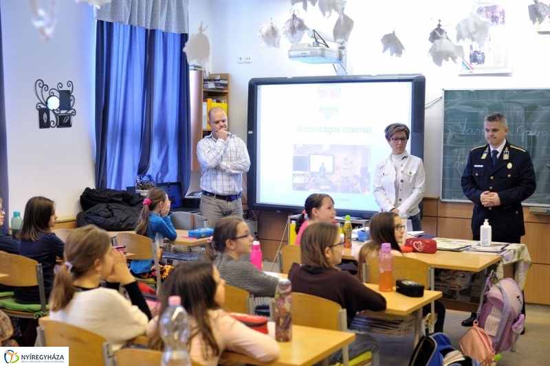 Az internetről gyerekeknek - fotó Szarka Lajos