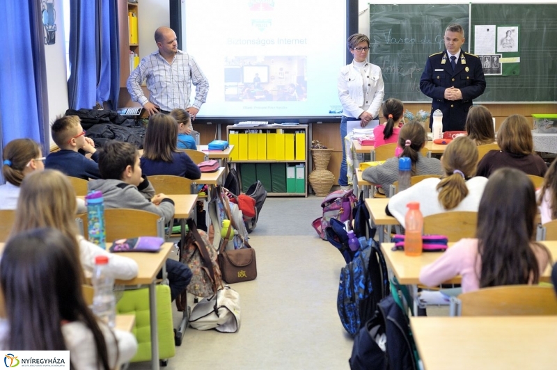 Az internetről gyerekeknek - fotó Szarka Lajos