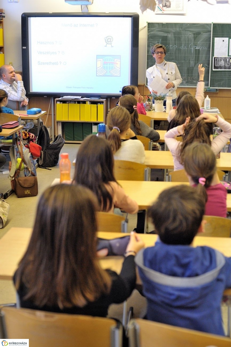 Az internetről gyerekeknek - fotó Szarka Lajos