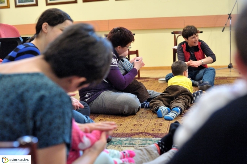 Ringató a könyvtárban - fotó Szarka Lajos