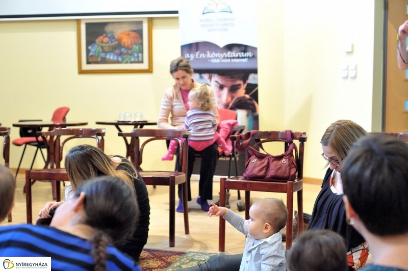 Ringató a könyvtárban - fotó Szarka Lajos