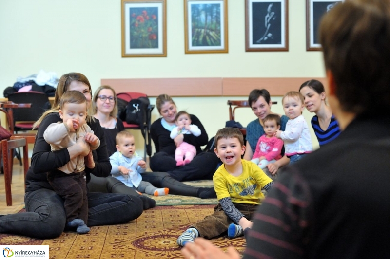 Ringató a könyvtárban - fotó Szarka Lajos