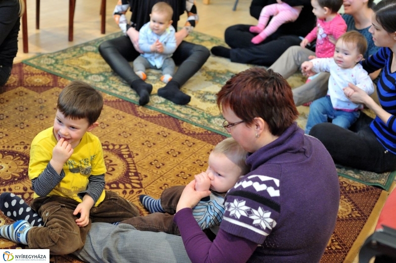 Ringató a könyvtárban - fotó Szarka Lajos