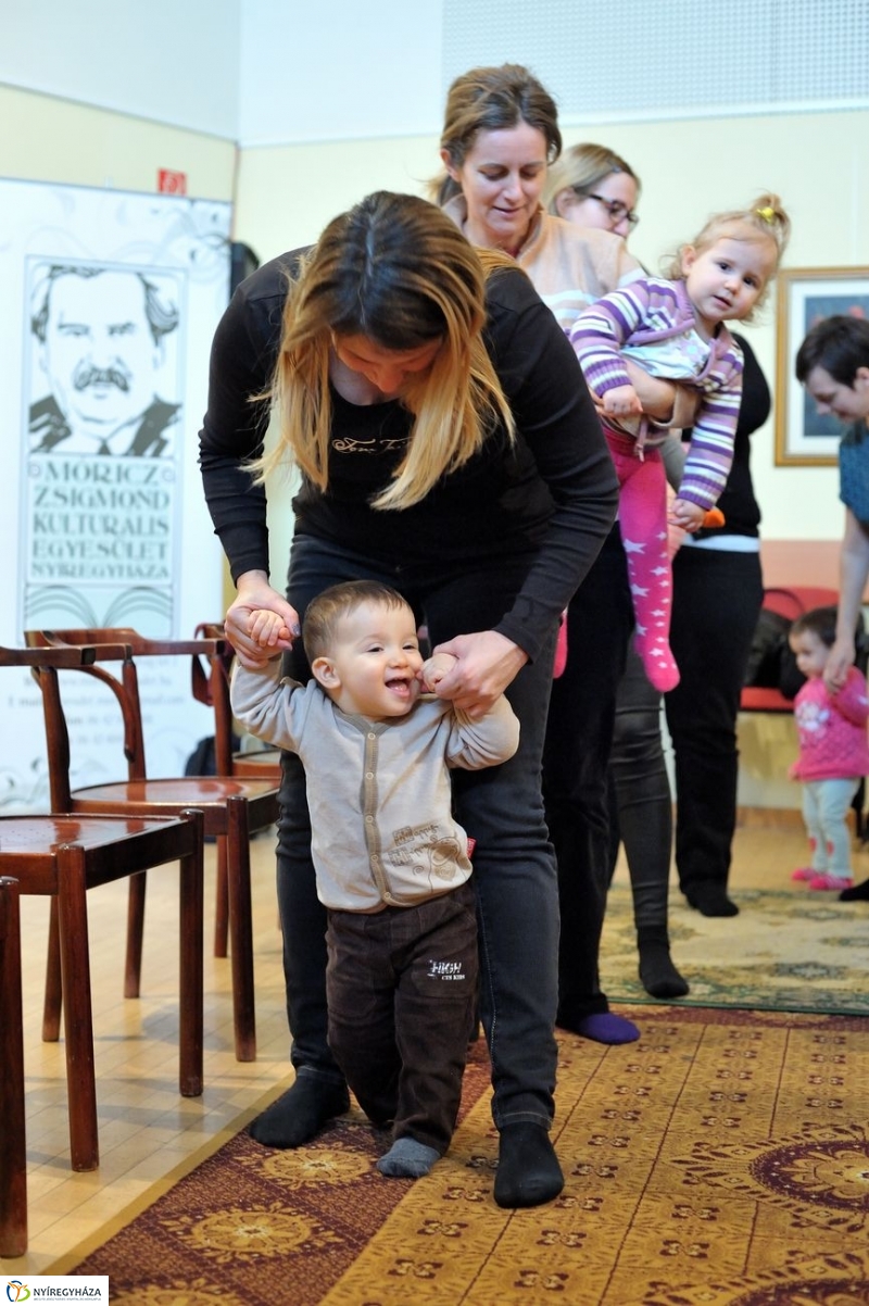 Ringató a könyvtárban - fotó Szarka Lajos