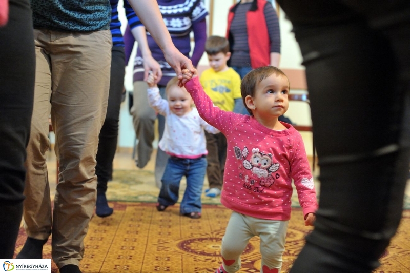 Ringató a könyvtárban - fotó Szarka Lajos