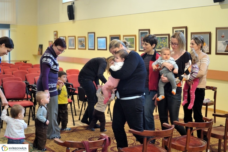 Ringató a könyvtárban - fotó Szarka Lajos