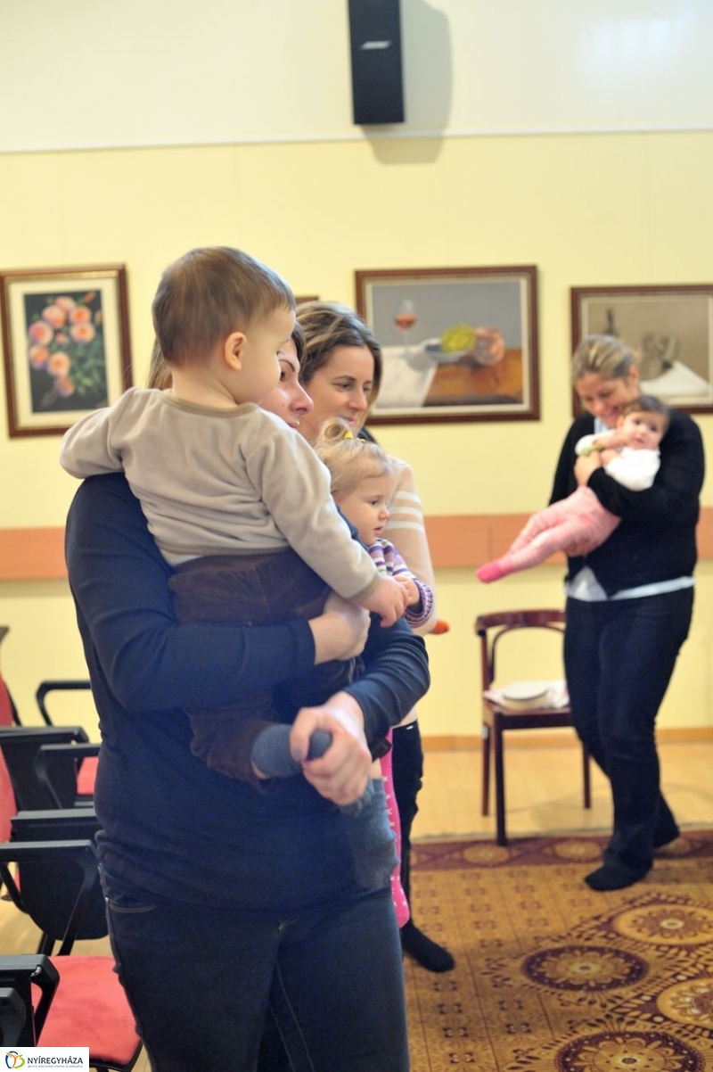 Ringató a könyvtárban - fotó Szarka Lajos