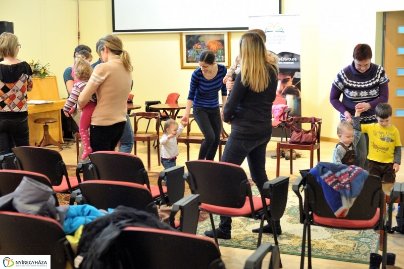 Ringató a könyvtárban - fotó Szarka Lajos