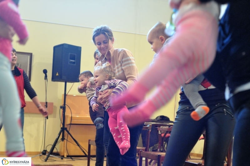 Ringató a könyvtárban - fotó Szarka Lajos