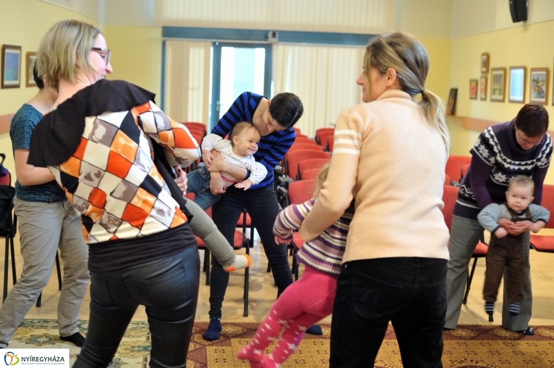 Ringató a könyvtárban - fotó Szarka Lajos